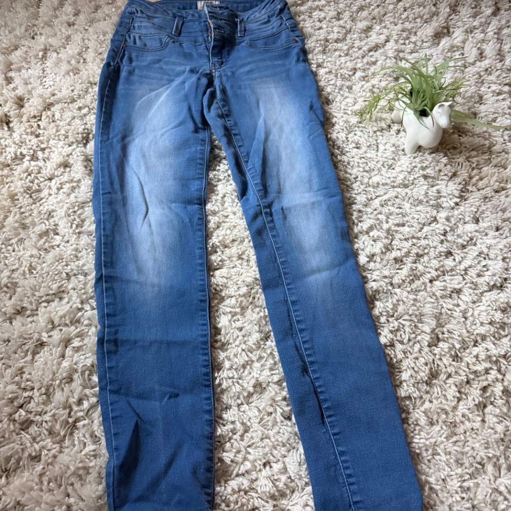 Stylish Levi's Women's three button, super comfy fitted High Rise Blue Jeans ris - Picture 5 of 7